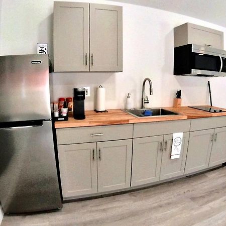 All Modern Studio With Private Entry & Parking. Brandon Extérieur photo