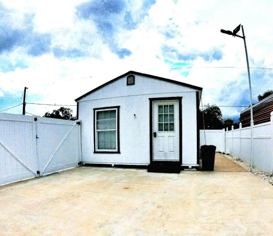 All Modern Studio With Private Entry & Parking. Brandon Extérieur photo
