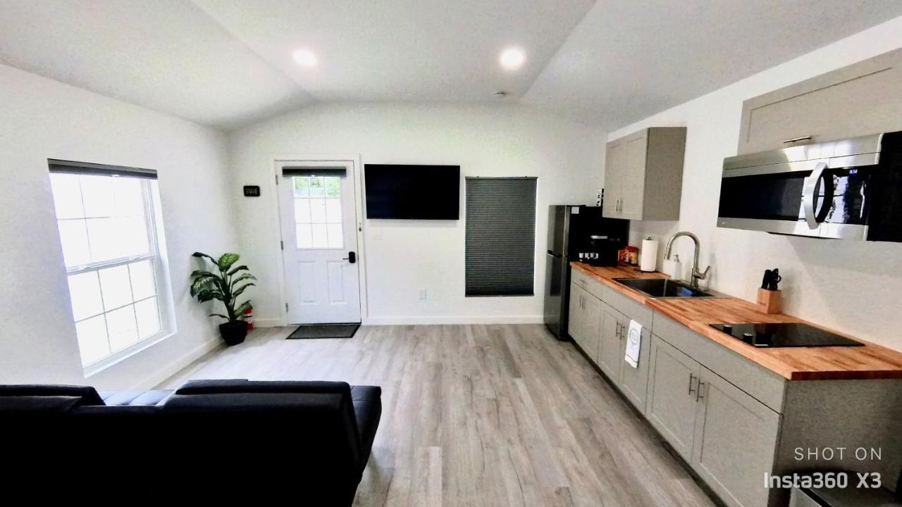 All Modern Studio With Private Entry & Parking. Brandon Extérieur photo
