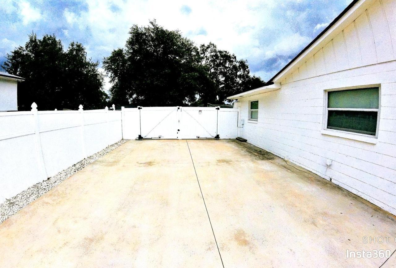 All Modern Studio With Private Entry & Parking. Brandon Extérieur photo